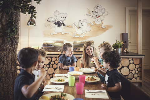 Gemeinsam essen im Lino Land (c) Hannes Niederkofler (Cavallino Bianco Family Spa Grand Hotel)