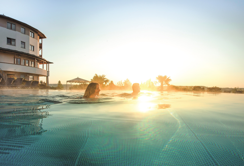 Gemeinsames Schwimmen im Infinity-Sportpool (c) Bernhard Bergmann (Hotel Larimar)