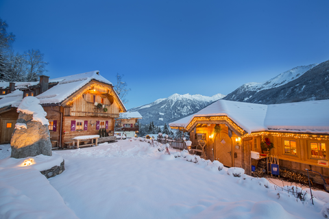 Gemütliche Atmosphäre inmitten der weihnachtlichen Chalets (c) Franz Reifmüller (Naturdorf Oberkühnreit)