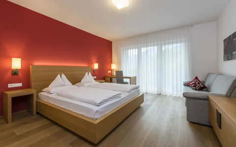gemütliches Schlafzimmer (c) Hannes Niederkofler Photography (Wanderhotel Vinschgerhof)