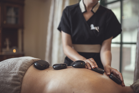 Hot Stone Behandlung (c) Hannes Niederkofler (Cavallino Bianco Family Spa Grand Hotel)