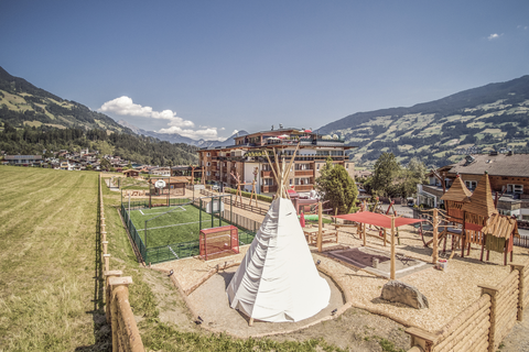 Hotelaußenansicht mit Tipi und Kletterlandschaft (Mia Alpina . Zillertal Family Retreat)