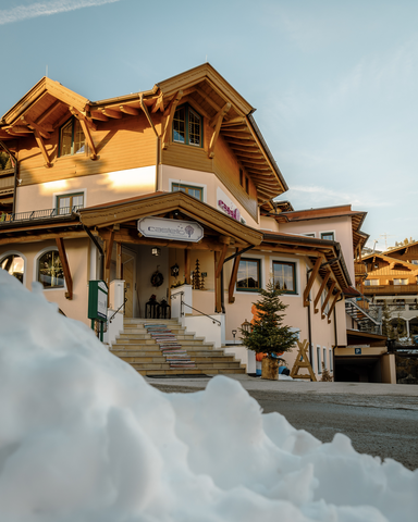 Hoteleingang im Winter (c) maxpa-photography (Biohotel Castello Königsleiten)