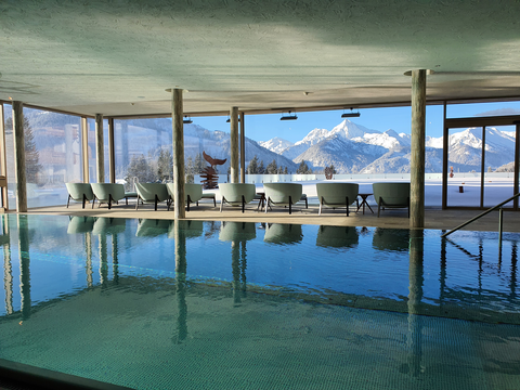 Indoorpool mit traumhaftem Ausblick (Hotel Bergblick)