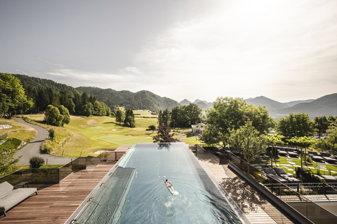 Infinitypool mit wunderschöner Aussicht in die Bergwelt (c) Hannes Niederkofler (Hotel Peternhof)