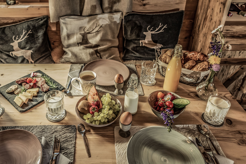 Inkludierter Frühstücksservice im Chalet (c)ratko-photography (Benglerwald Berg Chaletdorf)