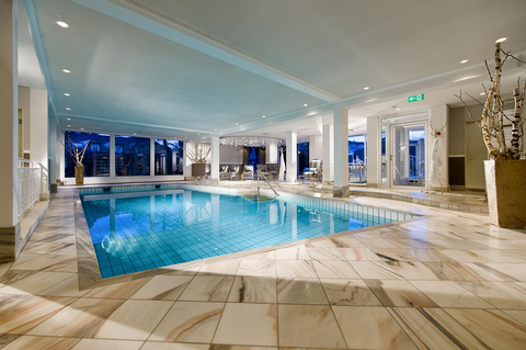 Innenpoollandschaft mit Liegeflächen (KOLLERs Hotel)