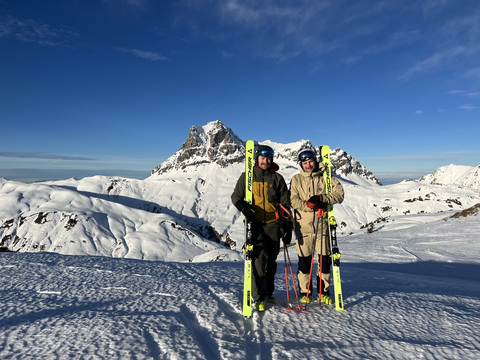 Jakob und Paul vor dem Hausberg Widderstein (Berghaus Schröcken)