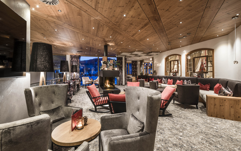 Kaminlounge lädt zum Entspannen ein (c) Hannes Niederkofler (Hotel Peternhof) .jpg