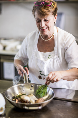 Kochen mit frischen Zutaten aus dem Wald (c) Armin Huber (Hotel Tann)