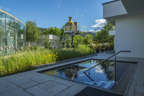 Kuglsauna mit Tauchbecken (c) Hubert Bernard (Peternhof)