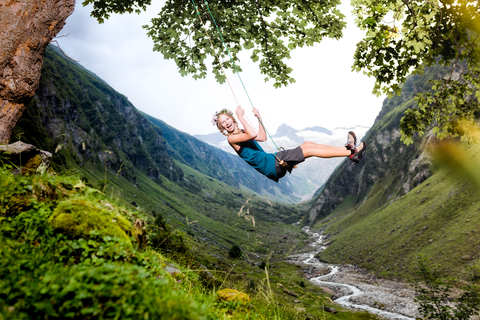 Mädchen beim Schaukeln vor beeindruckender Bergkulisse (c) Wildkogel - Arena Neukirchen &amp; Bramberg