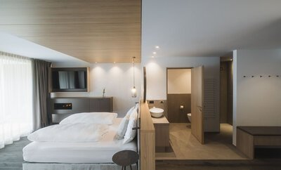 Modern ausgestattetes Doppelzimmer (c) KOTTERSTEGER (Alpinhotel Keil)