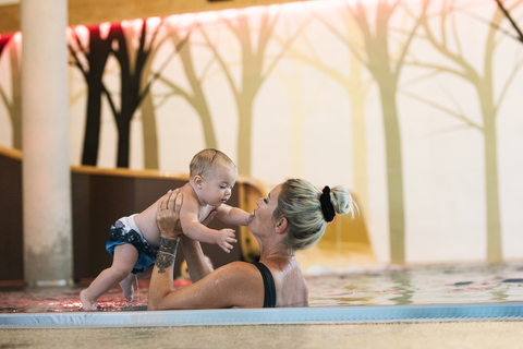Mutter und Kind im Schwimmbecken (Mia Alpina . Zillertal Family Retreat)