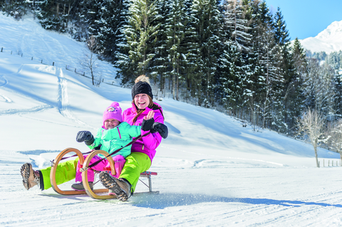 Mutter und Tochter beim Rodeln (c) Fotostudio Creatina (Tourismusverband Rauris)