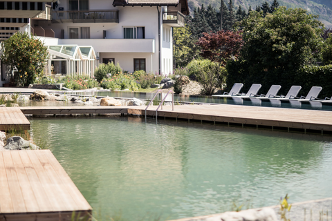 Naturteich für chlorfreies Schwimmvergnügen (c) Florian Andergassen (Hotel Sand)