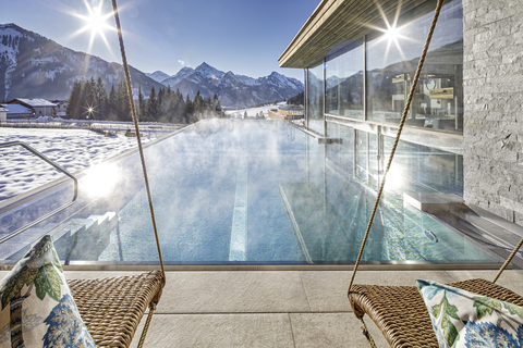 Outdoor-Pool mit traumhafter Aussicht (Hotel Bergblick)