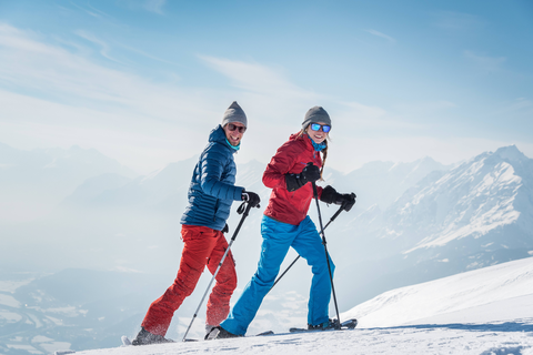 Pärchen beim Schneeschuhwandern (c) Angélica Morales (TVB Silberregion Karwendel)