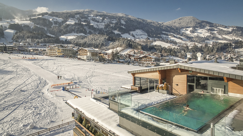 Pärchen schwimmt im beheizten SkyPool im Winter (c) Jan Hanser mood photography (alpina zillertal)