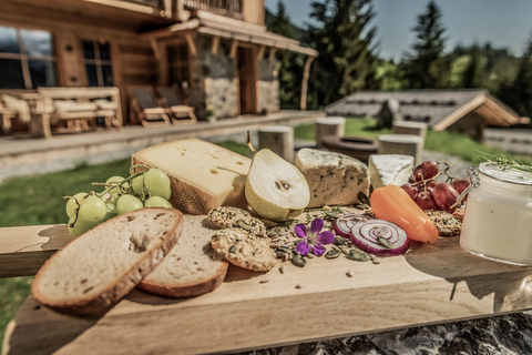 Reichhaltiges Almfrühstück (c)ratko-photography (Benglerwald Berg Chaletdorf)