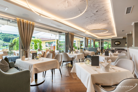 Restaurantbereicht mit Ausblick auf die Terrasse (c) moving pictures (KOLLERs Hotel)