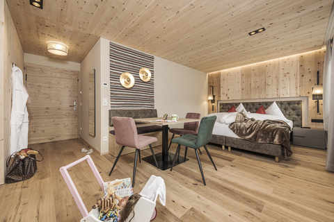 Romantische Zirben Family Suite (c) Jan Hanser (Mia Alpina . Zillertal Family Retreat)