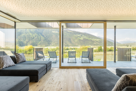 Ruheraum mit Panoramaterrasse im Sommer (Wanderhotel Vinschgerhof)