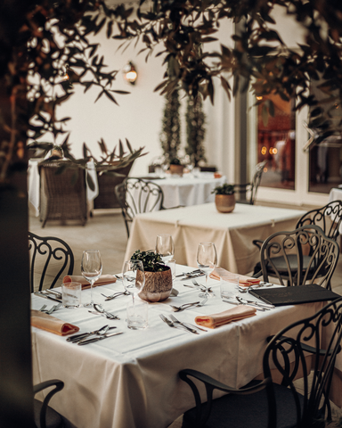 Schön gedeckte Tische auf der Terrasse (Hotel Golserhof)