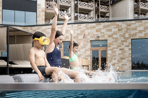 Schwimmspaß (c) Daniela Jakob (The Grand Green - Familux Resort)