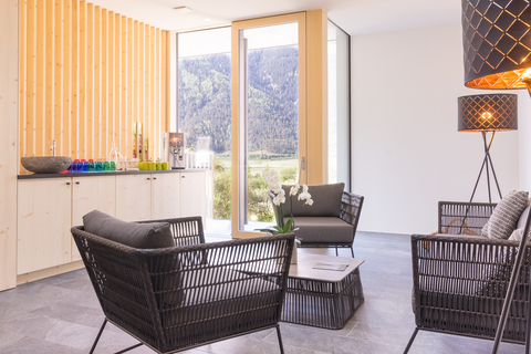 Sitzlounge im Wellnessbereich mit Getränkebar (Wanderhotel Vinschgerhof)