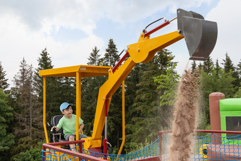 Spaß am Kinderbagger (c) Daniela Jakob (The Grand Green - Familux Resort)
