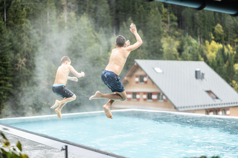 Spaß am Pool (Berghaus Schröcken)