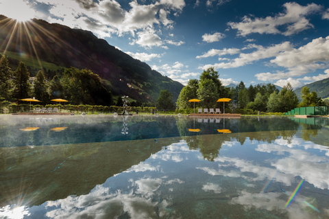 Spiegelung der Berge im klarem Seewasser (Bergparadies – Apartment &amp; Studio Hotel)