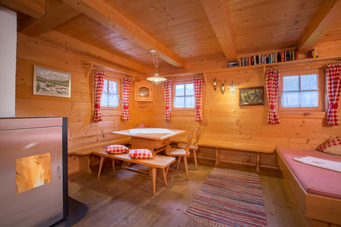 Traditioneller Wohnbereich aus Holz im Naturdorf Chalet (c) Photoart Faistauer (Naturdorf Oberkühnreit)