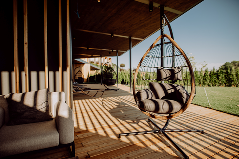 Überdachte Terrasse mit Hängeschaukeln (c) Karin Bergmann (Ratscher Landhaus)