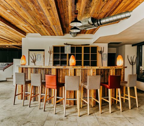 Urige Bar in der Tennishalle (Vitalhotel Gosau)