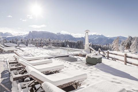 Verschneites Panoramaschwimmbad (Hotel Tann)