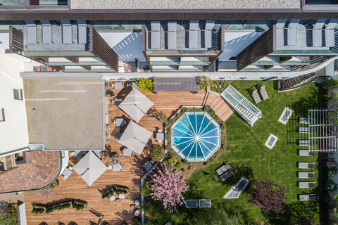 Vogelperspektive des Terrassenbereichs mit Garten im Sommer (Wanderhotel Vinschgerhof)