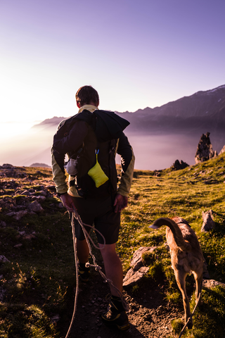 Wandern mit Hund bei Sonnenuntergang (Wanderhotel Vinschgerhof)