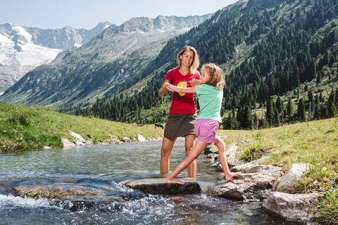 Wanderpause am Bergbach im Sommer (Tourismusverband Krimml)