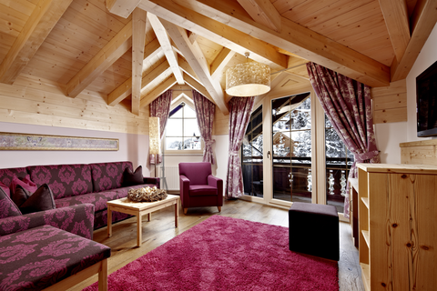 Wohnbereich der Suite Deluxe Edelweiss (Biohotel Castello Königsleiten)