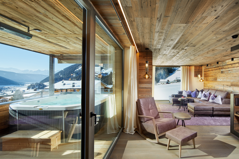 Wohnbereich des Chalet Salena mit Private Spa (Hotel Quelle Nature Spa Resort)