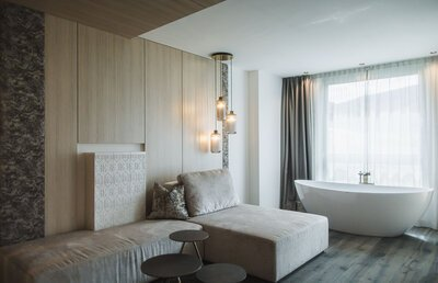 Wohnbereich mit freistehender Badewanne (c) KOTTERSTEGER (Alpinhotel Keil)