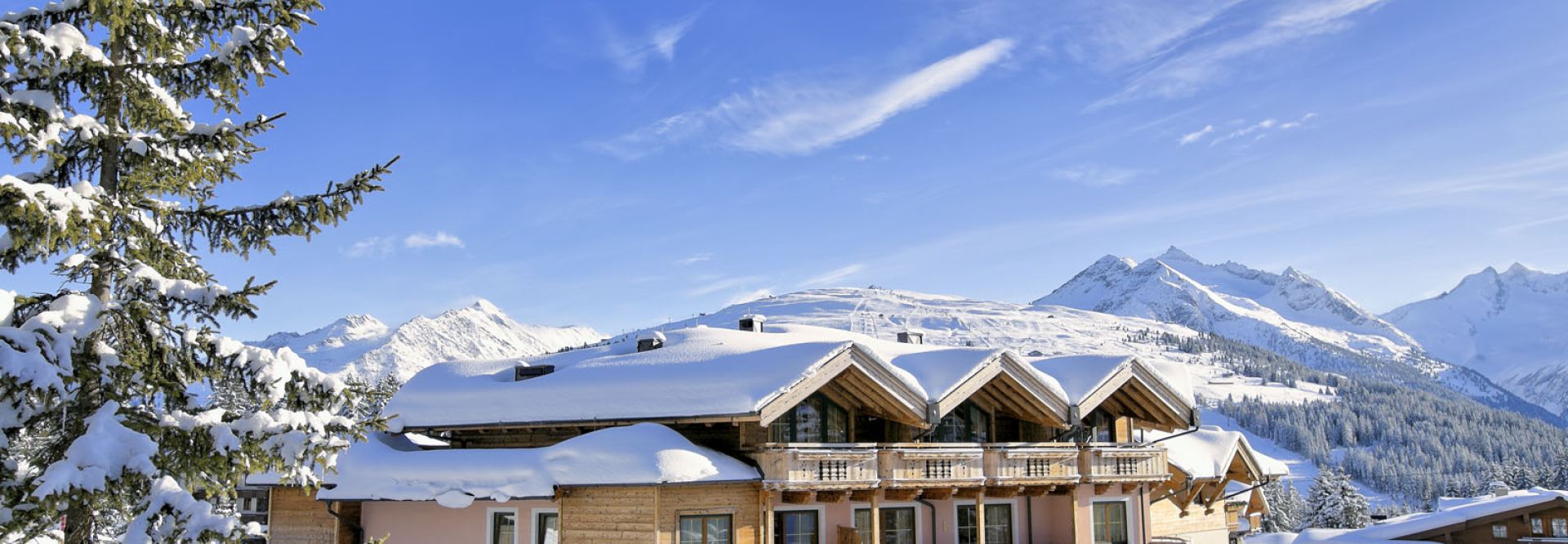 Außenansicht im Winter mit Bergpanorama (Biohotel Castello Königsleiten)