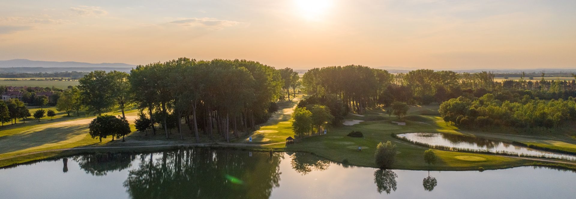 Golfplatz bei Sonnenuntergang (Greenfield Hotel &amp; Spa)