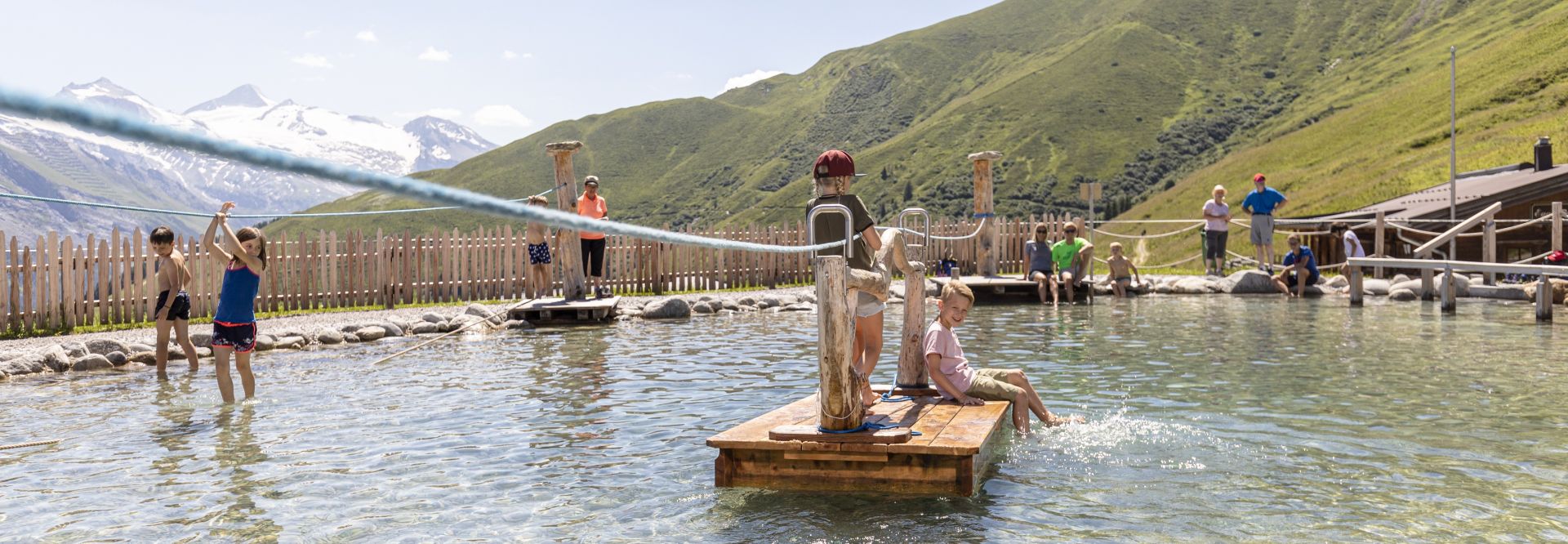 Kinder auf Entdeckungsreise im Wasserteich der Almspielerei Eggalm (TVB Tux-Finkenberg)